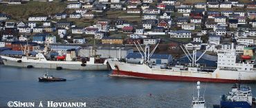 To russiske skip legger til kai i Klaksvík i helgen. Foto: Símun á Høvdanum